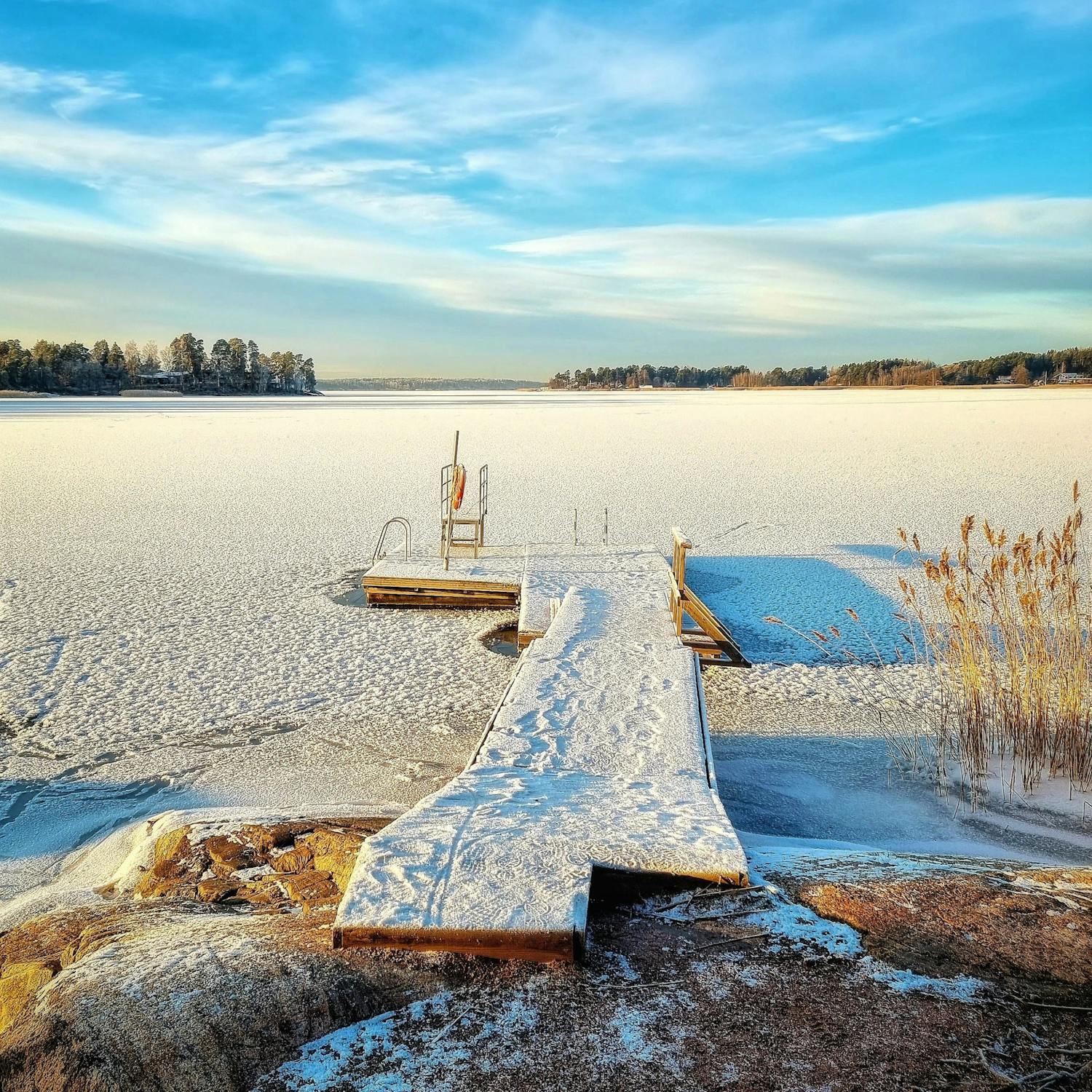 577a8579a6782c7a92ed5e103d21eb7a img 20211208 144513 805 01 Laituri järven rannalla.